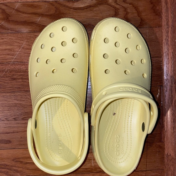 Platform Yellow Crocs
Only worn a couple of times
Size 9 - Picture 2 of 3